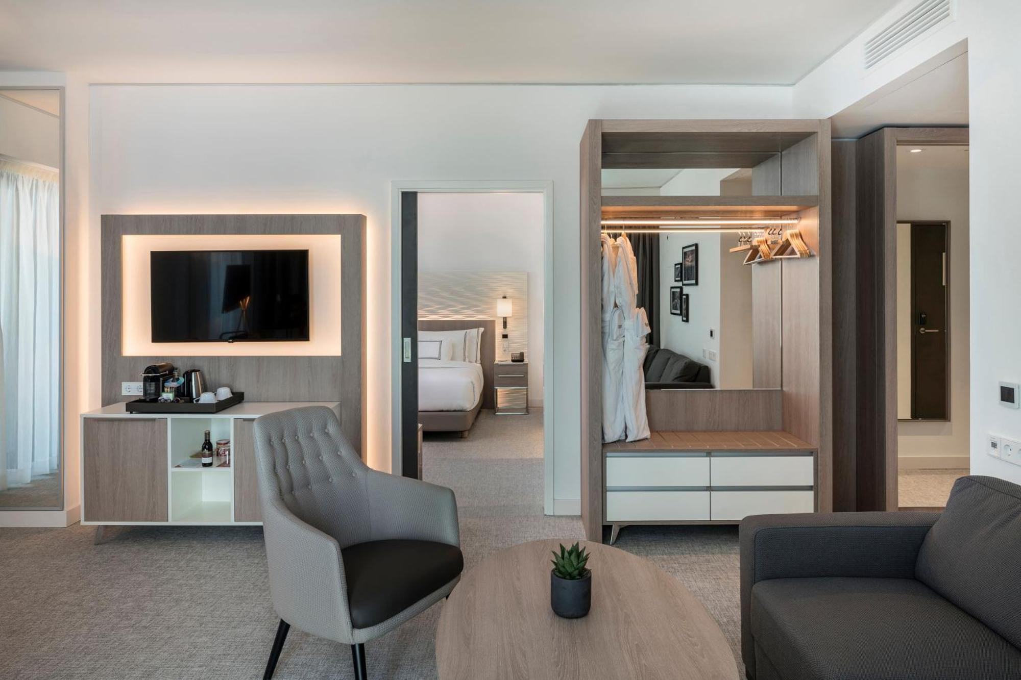 The Level Master Suite Skyline View